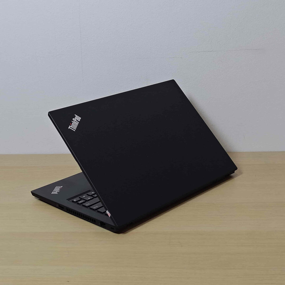 Lenovo Thinkpad T14G2 Belakang Kanan Lenovo Thinkpad T14G2 Belakang Kanan Butik Laptop