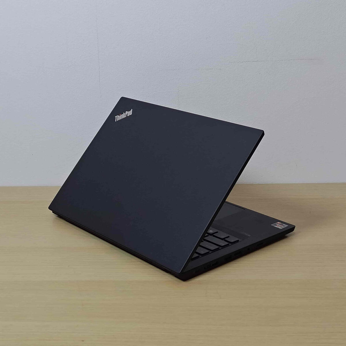 Lenovo Thinkpad T14G2 Belakang Kiri Lenovo Thinkpad T14G2 Belakang Kiri Butik Laptop